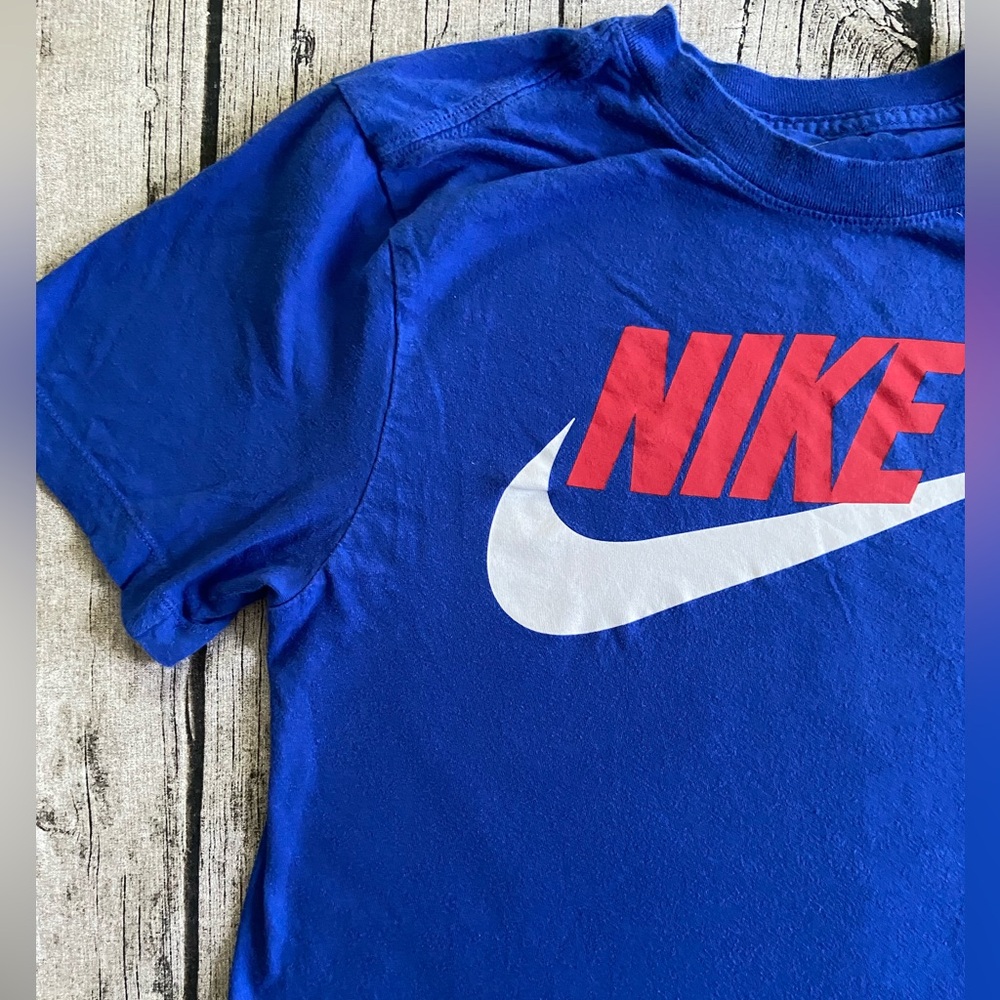 NIKE short sleeve graphic tee. Men’s size S (could fit youth size XL 14/16)